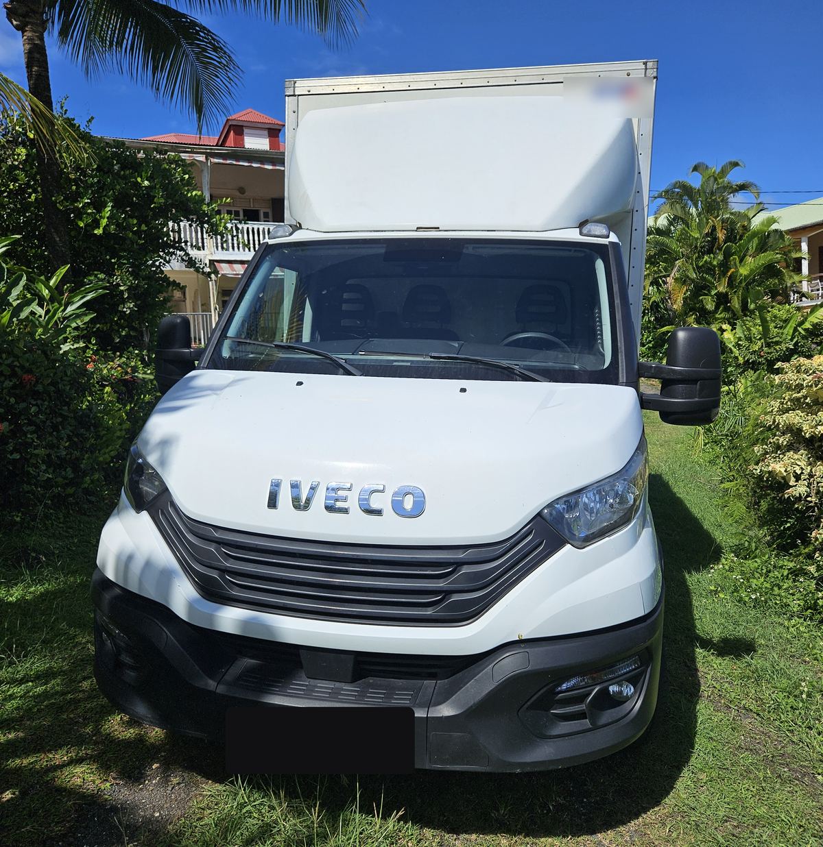 Fourgon caisse 20 m³ Iveco d'AIMÉ TRANSPORT pour le transport de marchandises en Guadeloupe