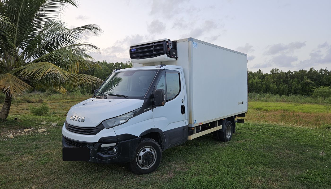 Fourgon frigorifique AIMÉ TRANSPORT avec groupe froid pour le transport sous température dirigée en Guadeloupe