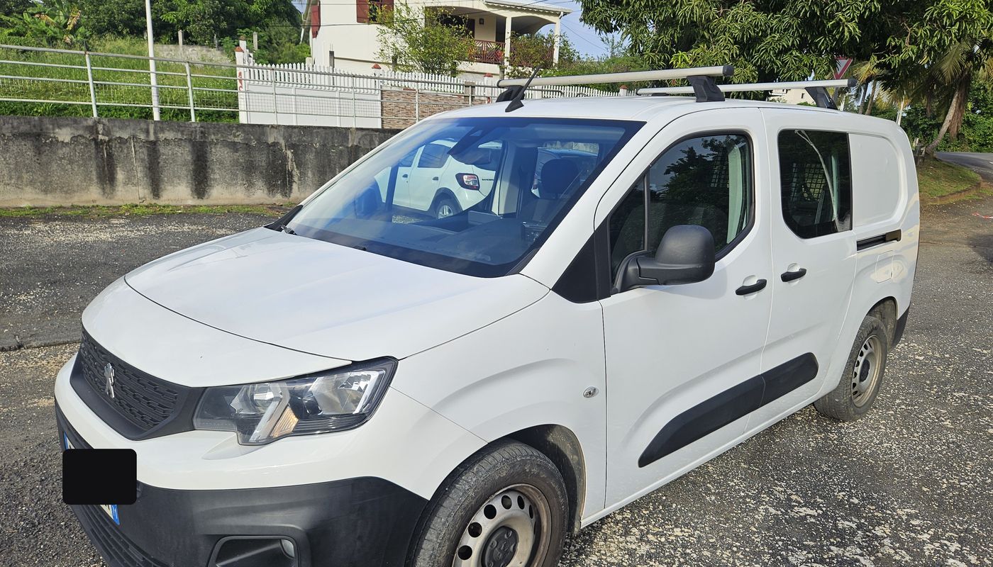 Fourgonnette de messagerie AIMÉ TRANSPORT pour la livraison de colis en Guadeloupe