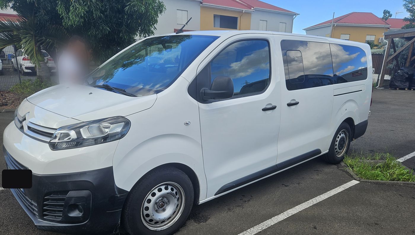 Minibus 9 places AIMÉ TRANSPORT pour le transport de personnes en Guadeloupe